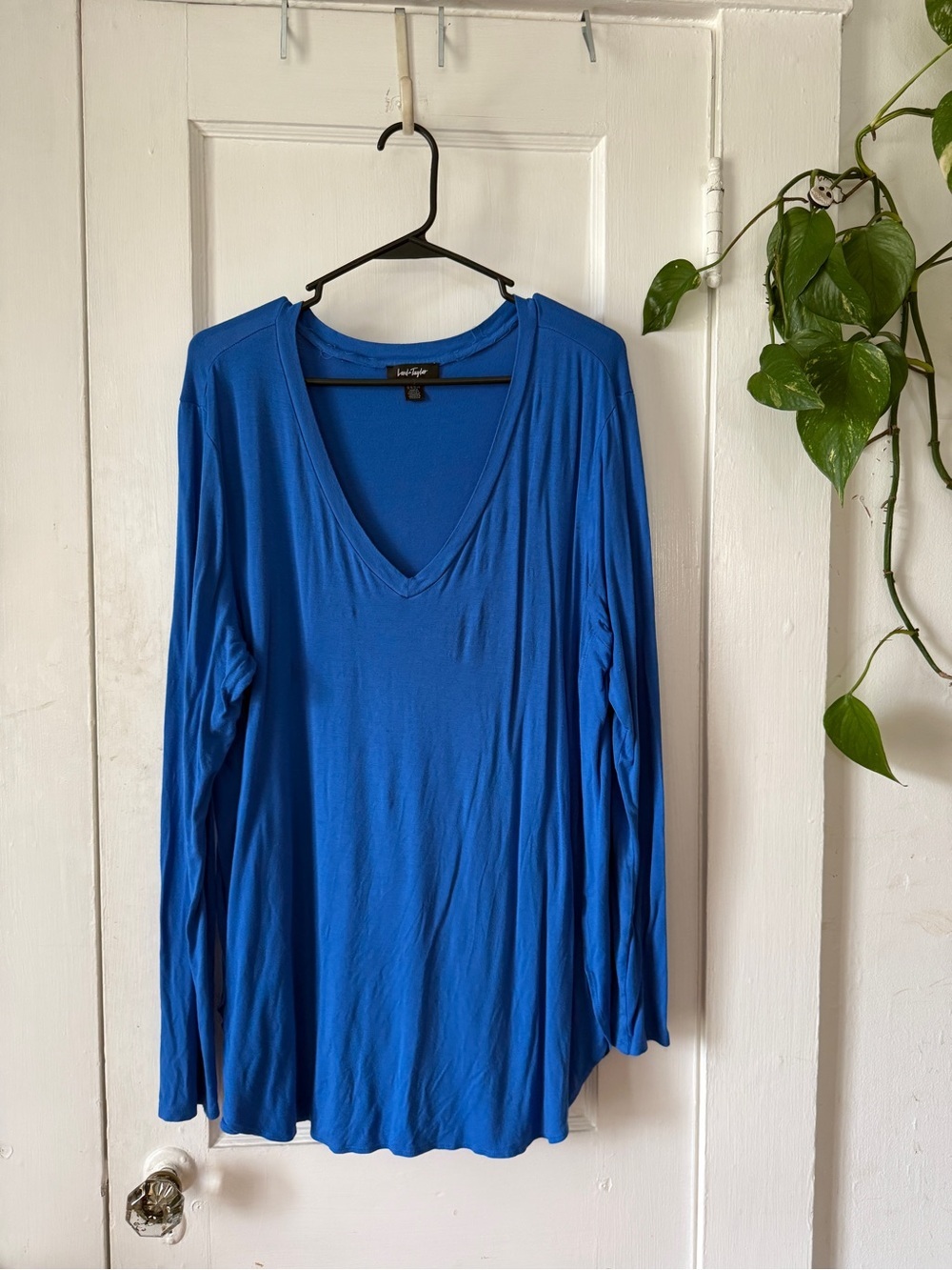 Lord & Taylor Royal Blue V-Neck Long Sleeve tee size XL